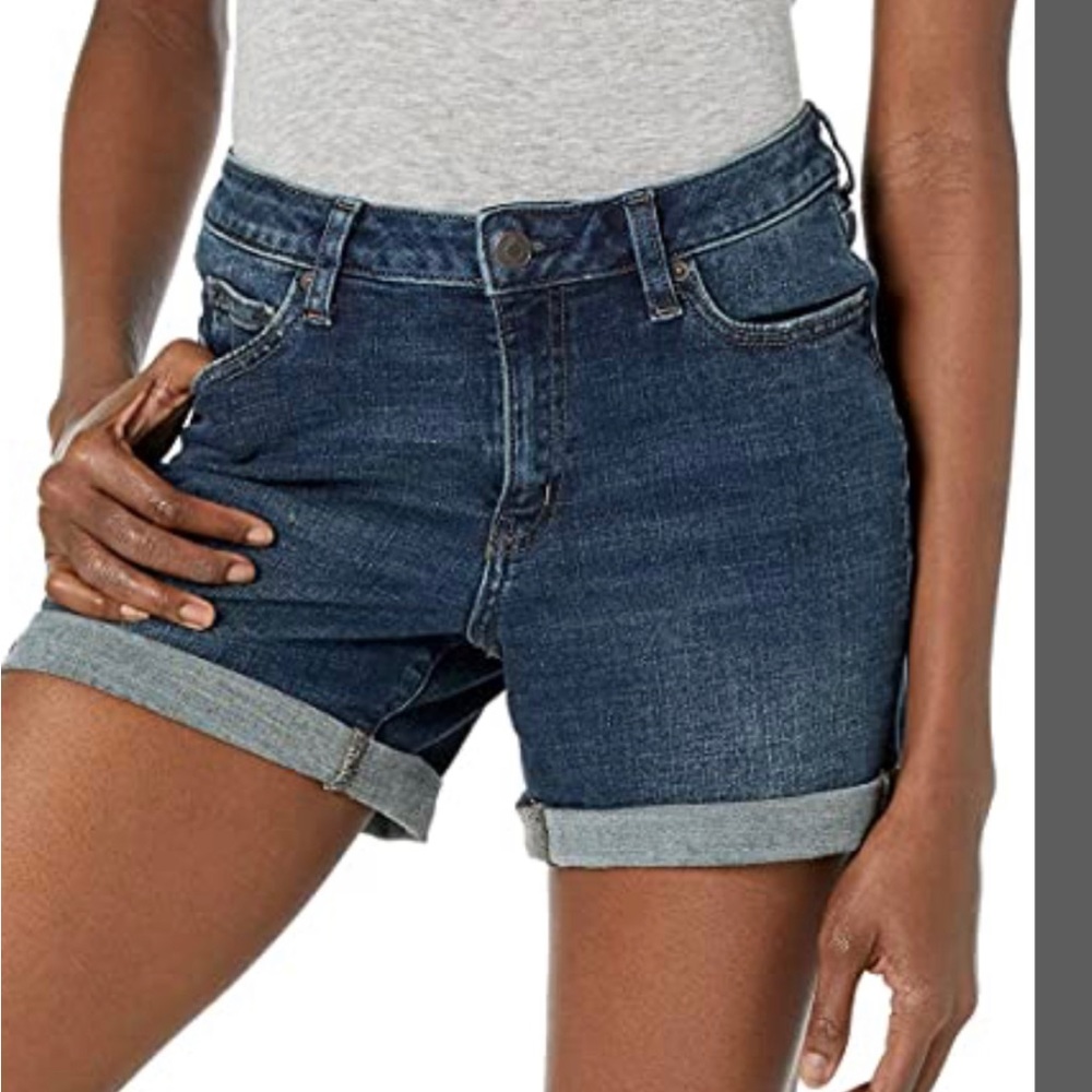 💎Cutest denim shorts ever, I swear! Have size 2 and they fit tight ,flattering!